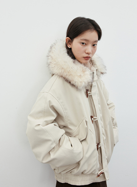 CV大码女装冬季新品短款廓形连帽毛领牛角扣90白鸭绒羽绒服女胖mm