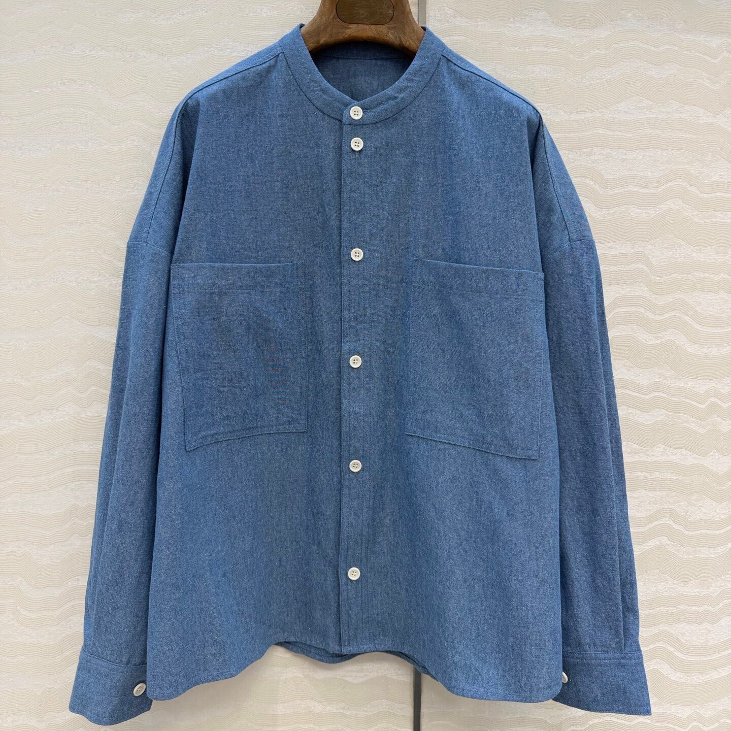 新款单排定制白贝扣进口纯棉牛仔落肩双口袋宽松高腰衬衫上衣女