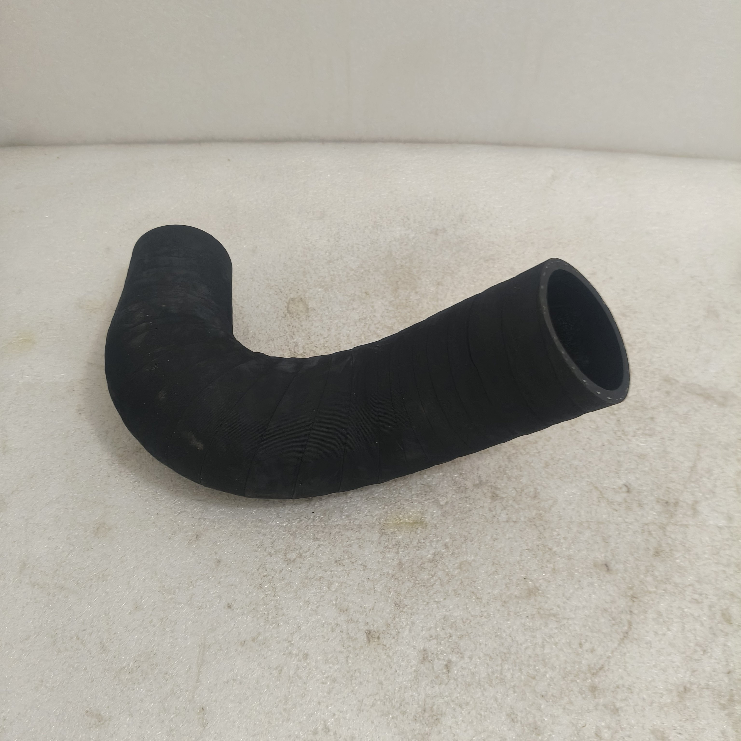 现代275-9T挖机下水管1BQ7-40490