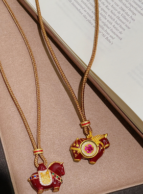 新年红色小马玫红锆石罗盘吊坠项链女毛衣链可调节精致配饰礼物
