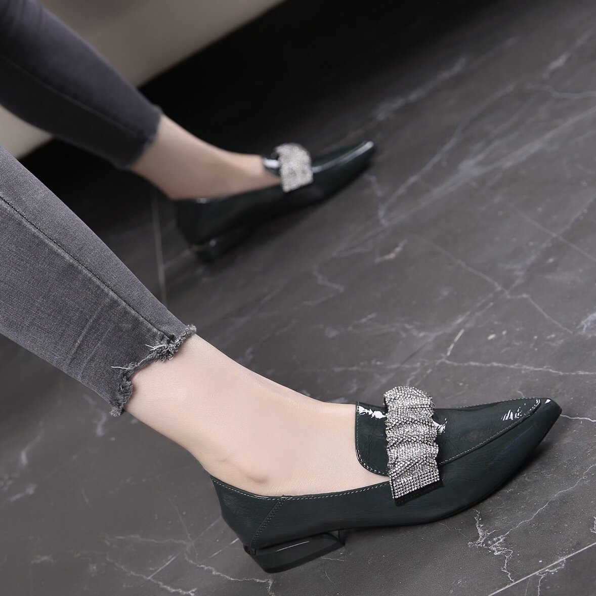 漆皮小皮鞋女春秋尖头单鞋女鞋子2022年新款软底乐福鞋水钻低跟鞋