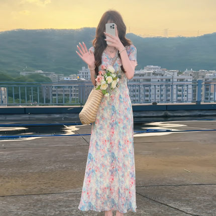 法式V领碎花洋装子女夏季2026新款海边度假巨好看绝美掐腰长裙