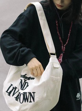 LivingTown复古大容量通勤日系休闲帆布报童斜挎包男女 闫桉同款