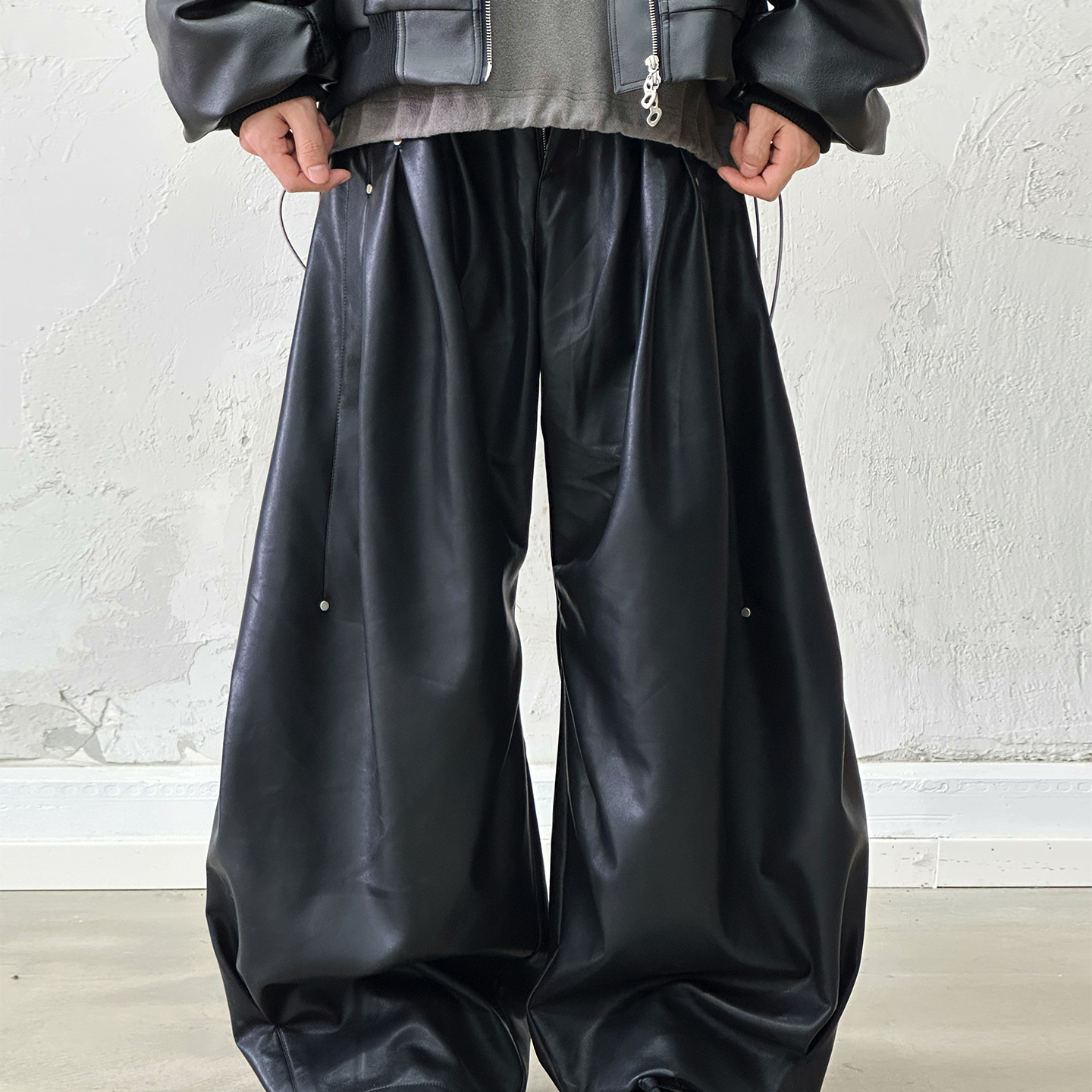 RELABEL空间关系“多嵌套”多空气抓痕钉扣解构打褶弯刀廓形皮裤