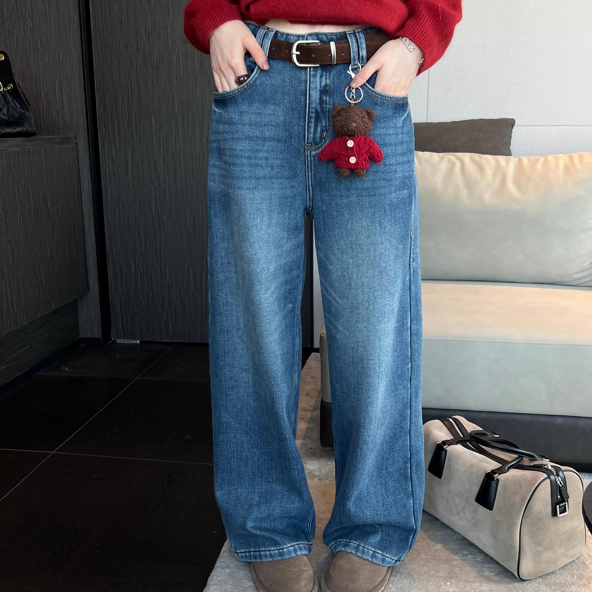 红色小熊挂件加绒牛仔阔腿裤