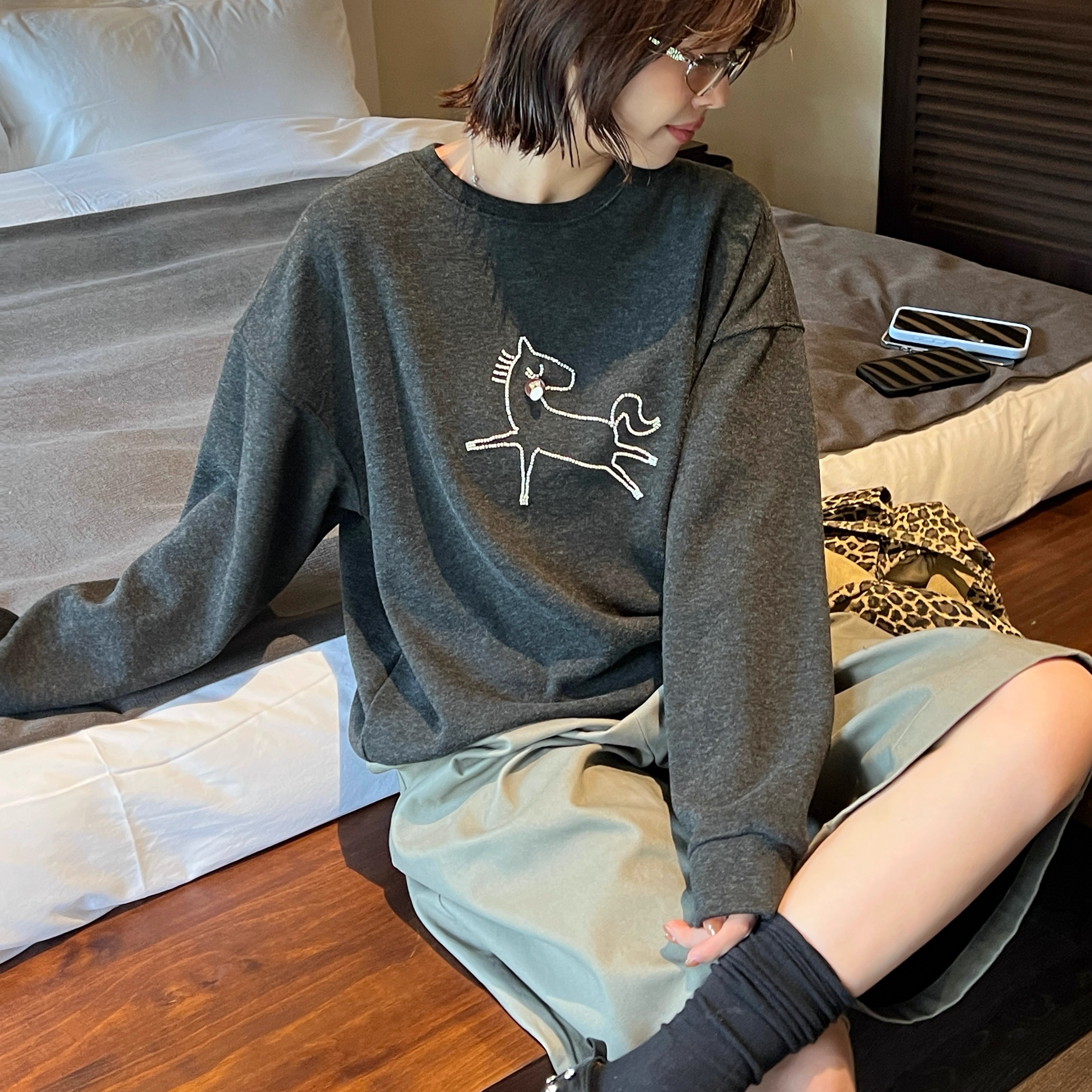 刺绣小马宽松圆领套头卫衣