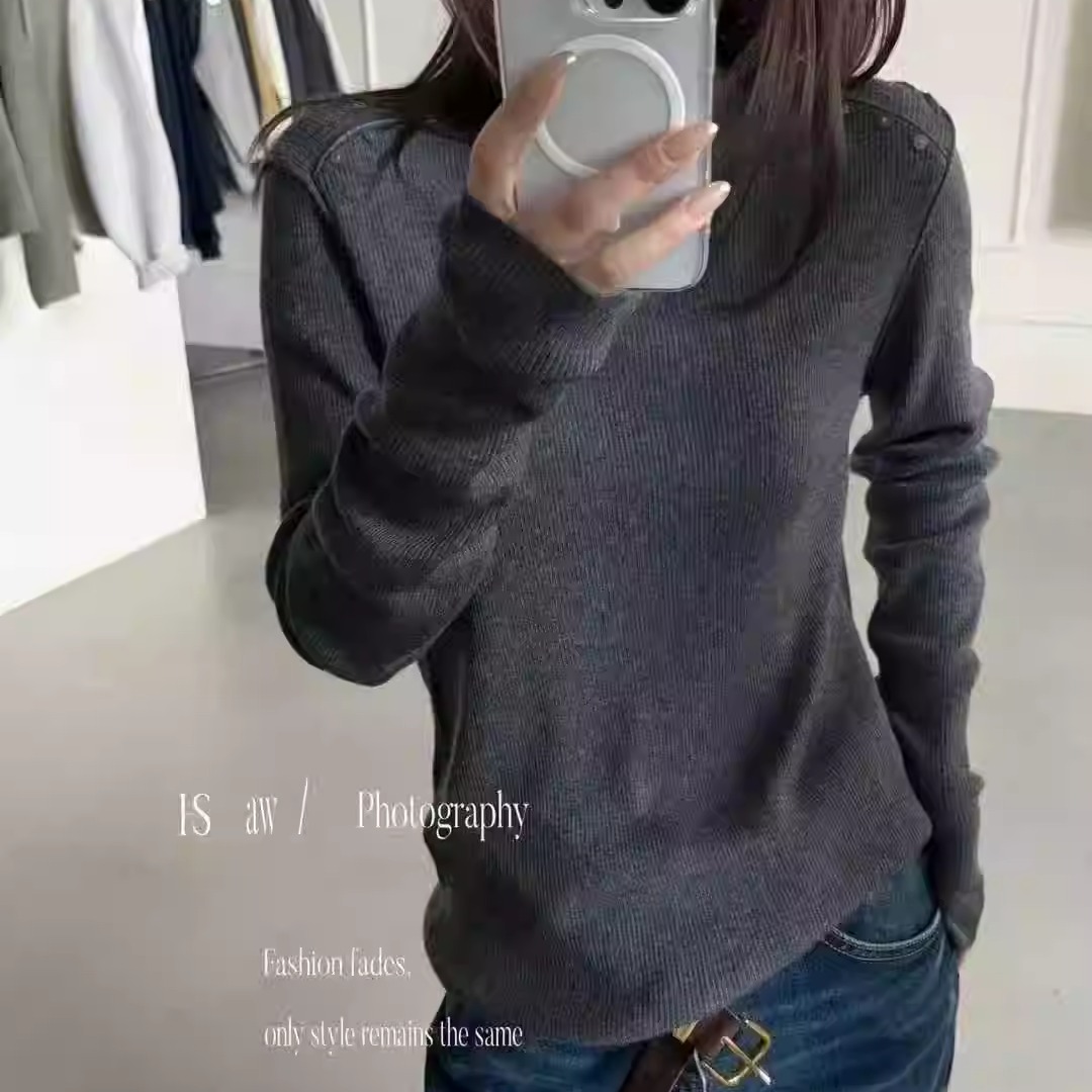 肩膀小纽扣羊毛打底针织衫