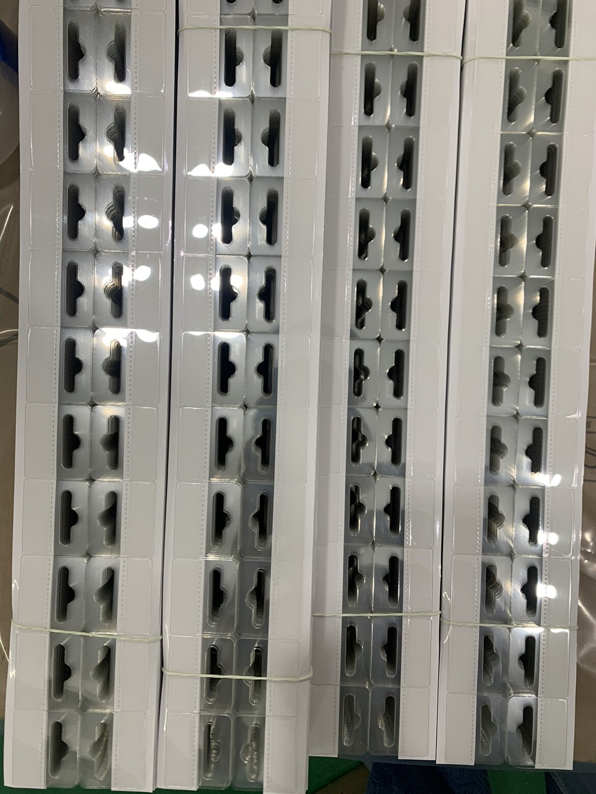 厂家直销包邮PET胶粘钩飞机孔挂牌圆孔吊牌3M加粘PVC三角孔挂扣