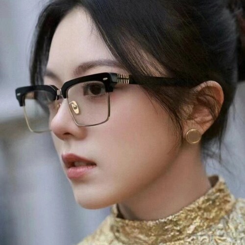 书呆子学生黑色眉毛框近视眼镜女
