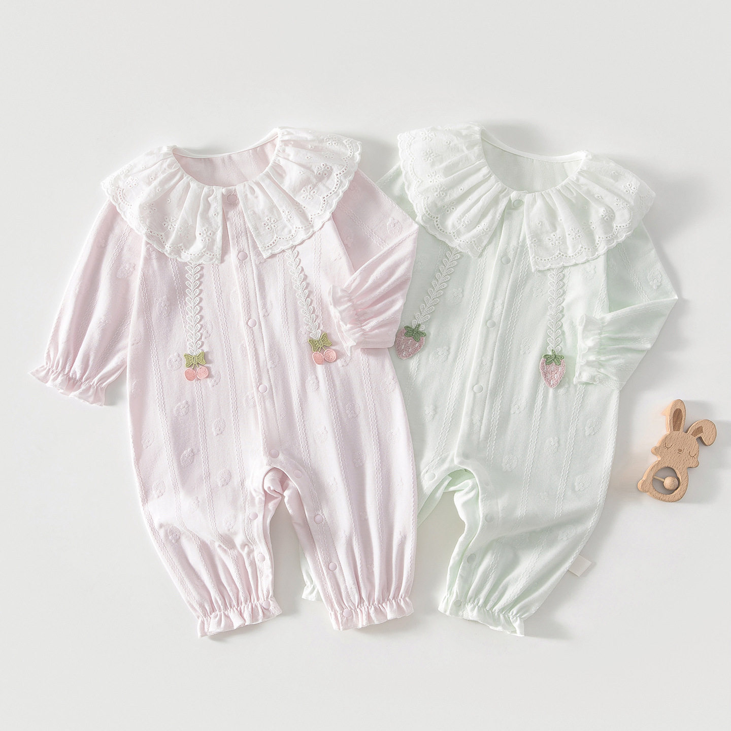 婴儿长袖连体衣夏季薄款草莓刺绣娃娃领女宝宝爬服外出服翻领哈衣
