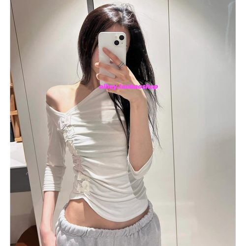 eihey诶嘿25夏季新款斜肩露肩字母贴布抽褶短款修身显瘦中袖T恤女