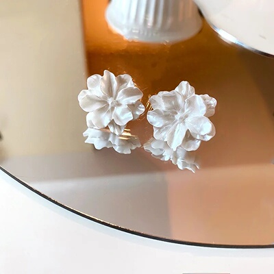 Acrylic White Camellia Flowers Stud Earrings for Women Fash