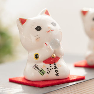 日本招财猫可爱少女心书桌车载车内创意饰品陶瓷桌面小号小猫摆件