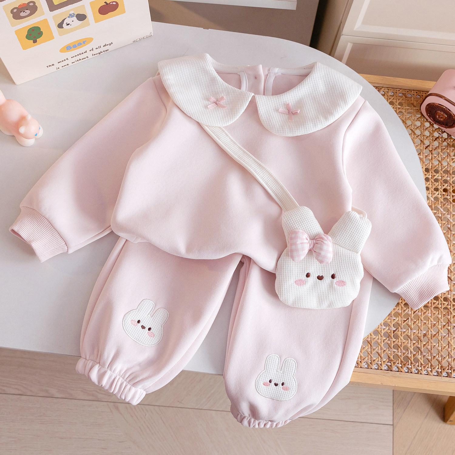 女宝宝可爱套装26春秋新款女童娃娃领卫衣卡通贴布绣花卫裤两件套