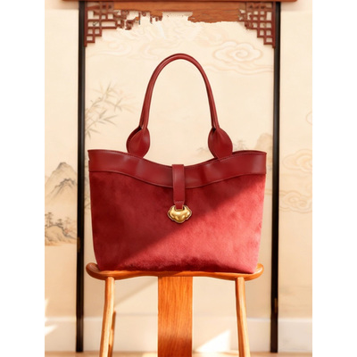 红色新中式麂皮托特包单肩腋下斜挎包气质大容量伴娘包喜庆新娘包