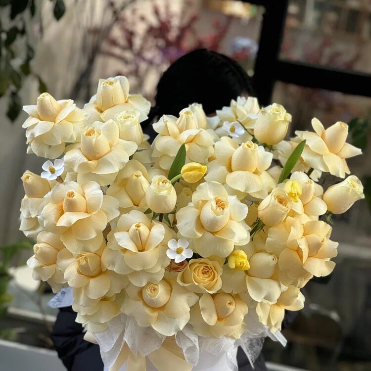 【开县鲜花店实拍】39支香槟玫瑰奶油杯抱抱桶