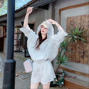 2025夏季新款小个子时尚减龄套装女绝美纯色蕾丝连帽拉链外套短裤图片