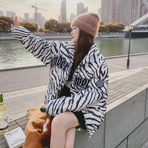 2025冬新款时尚设计感斑马纹短款面包服外套女时尚百搭保暖羽绒服图片