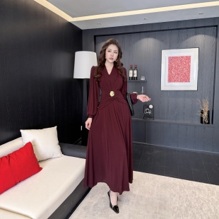 2026春季 气质御姐范设计感V领优雅连衣裙显瘦女人味包臀长裙 新款