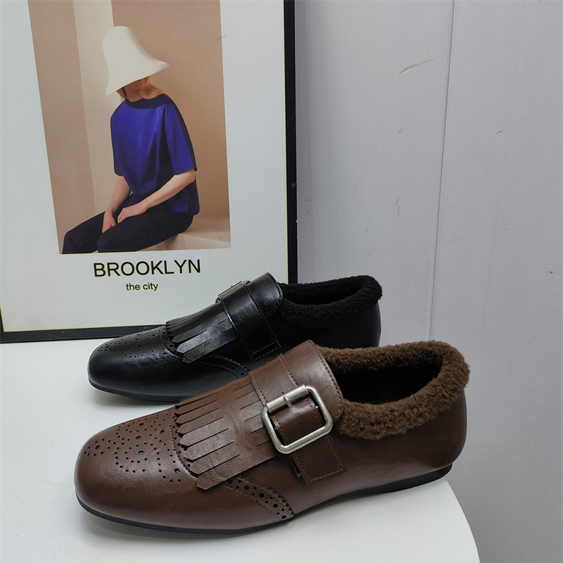 撤柜断断码处理女鞋2025冬季新款时尚英伦风流苏皮带扣加绒小皮鞋
