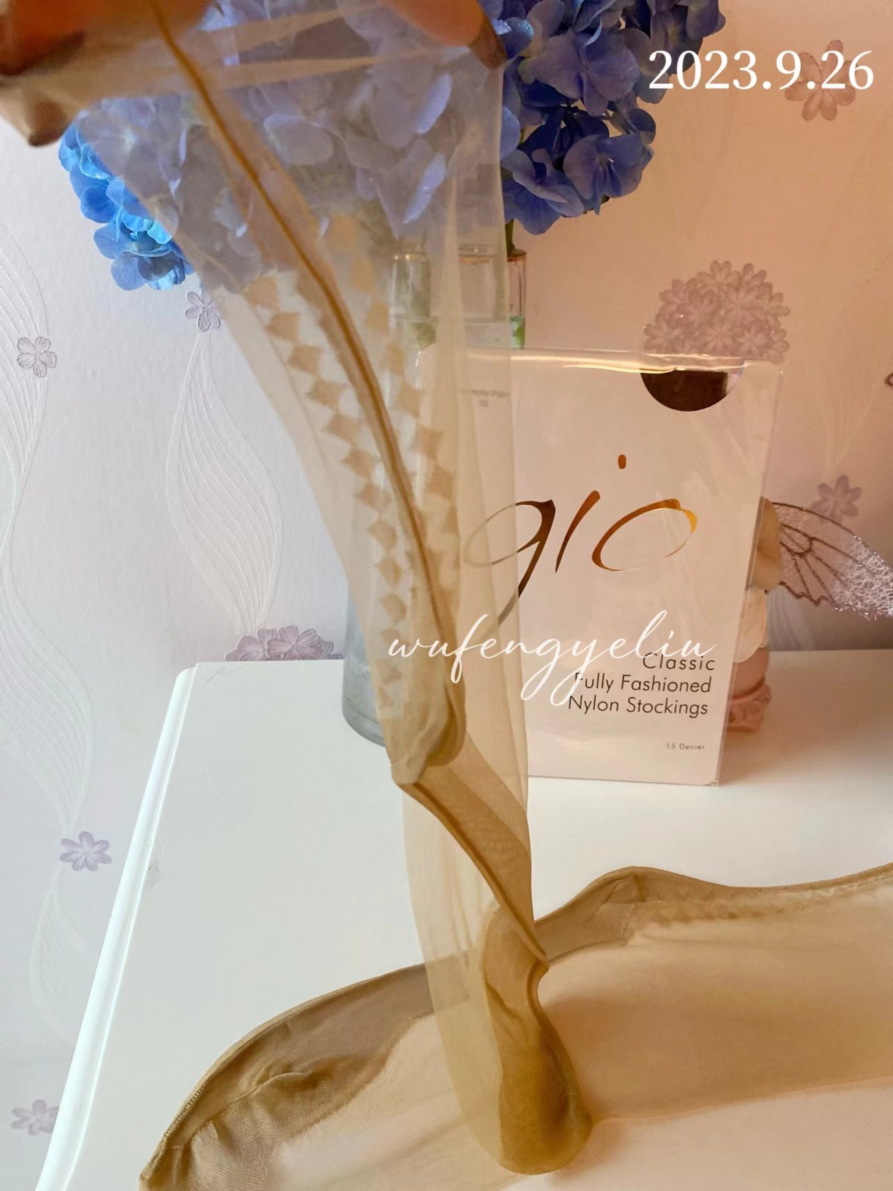 12.5 现货 Gio 15D 软滑纯尼龙易勾丝娇贵款孟菲斯中缝锁眼吊带袜 - 实物图