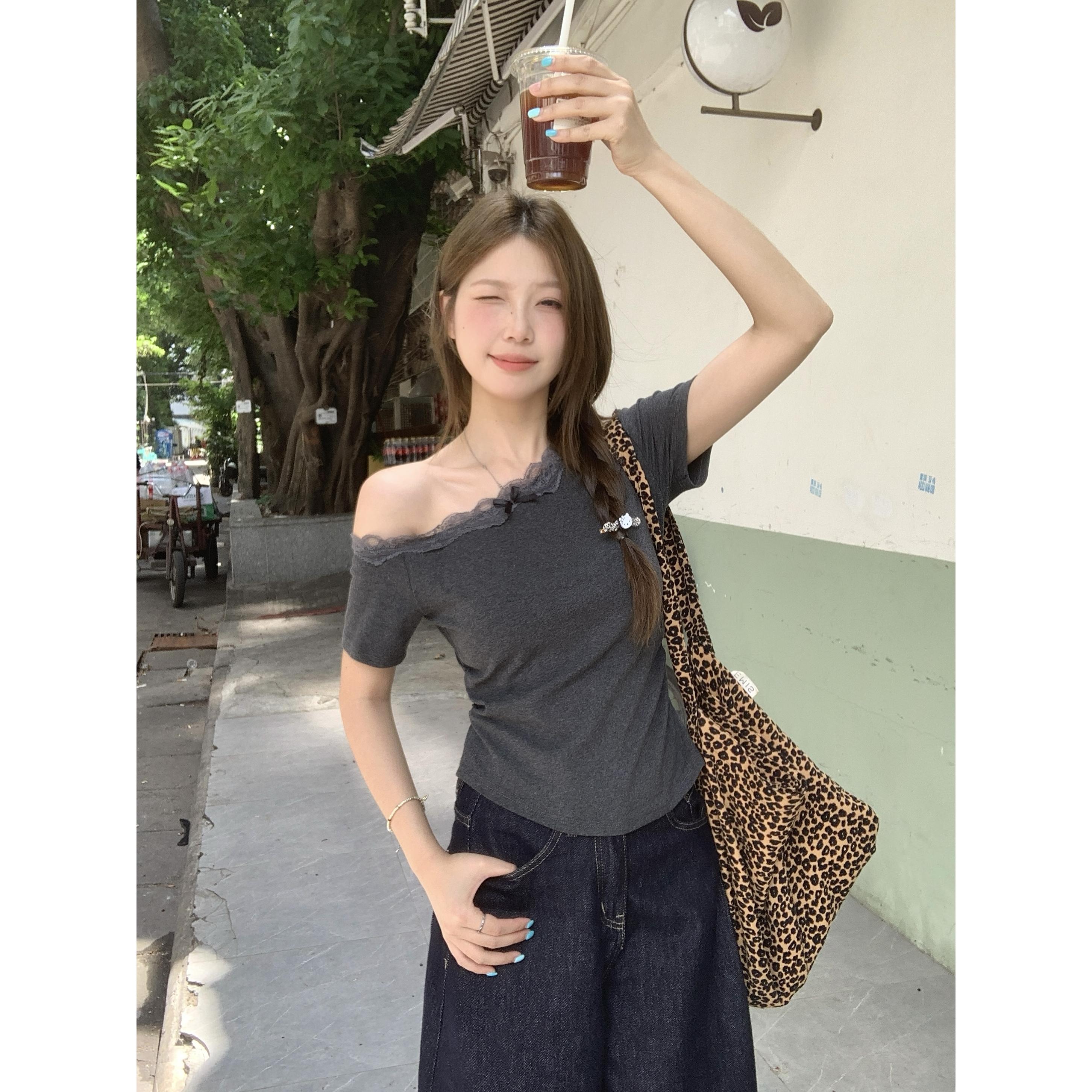 大码夏季新款miu系蕾丝拼接露肩短袖T纯欲风褶皱显瘦上衣