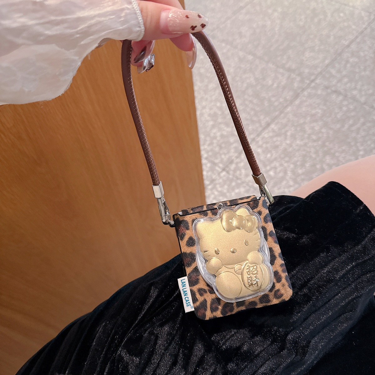 kitty猫磁吸支架手绳折叠手机壳