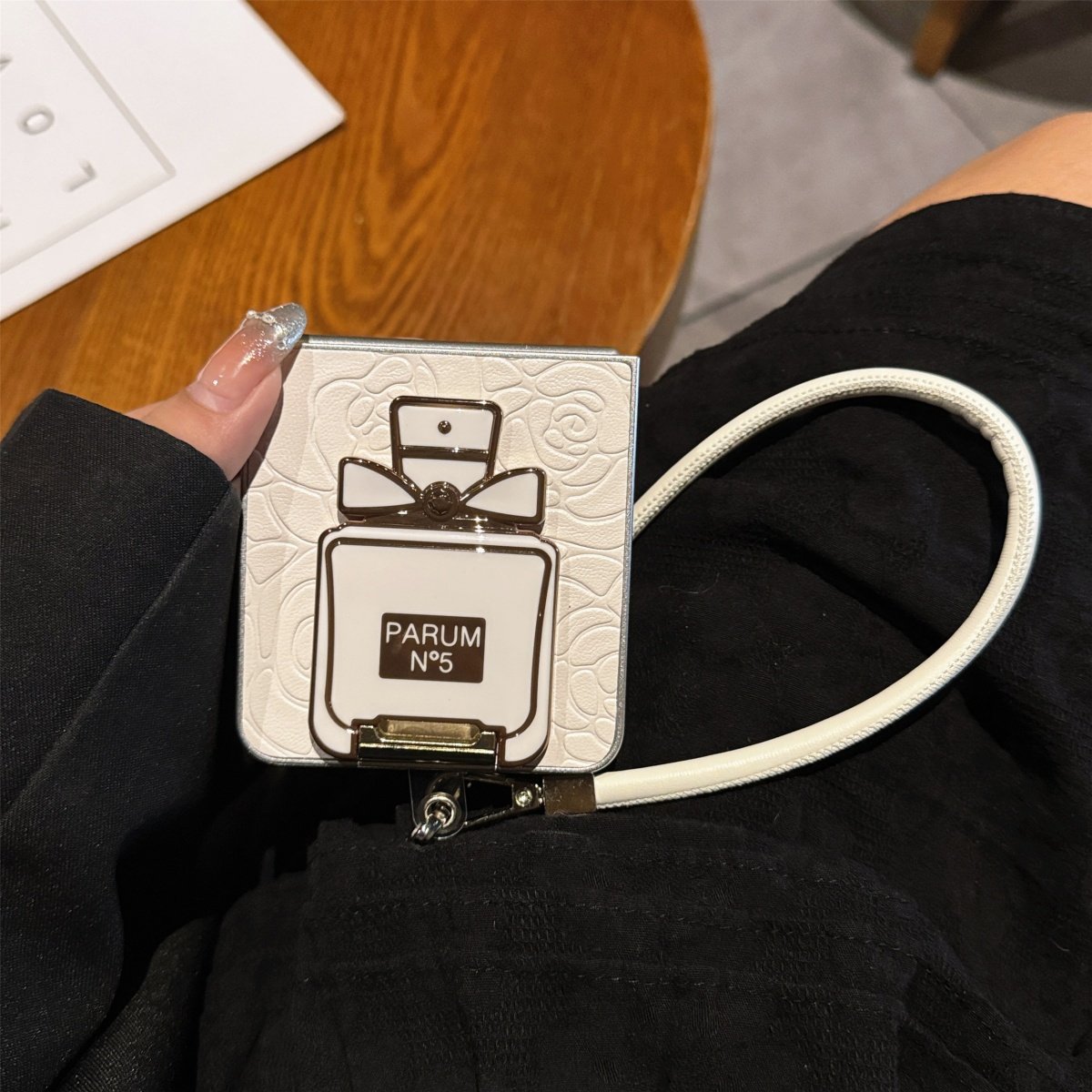 ins奢华皮质白色山茶花香水瓶支架适用小米mixflip2手机壳折叠屏OPPOFindN3Flip摩托罗拉Razr60翻盖vivoxflip