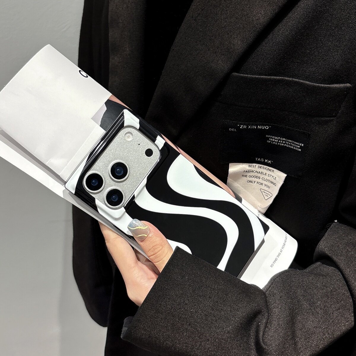 简约创意正方形黑白波浪纹适用苹果17Pro Max手机壳全包亮面iPhone16保护套防摔17Pro高级感时尚个性15promax