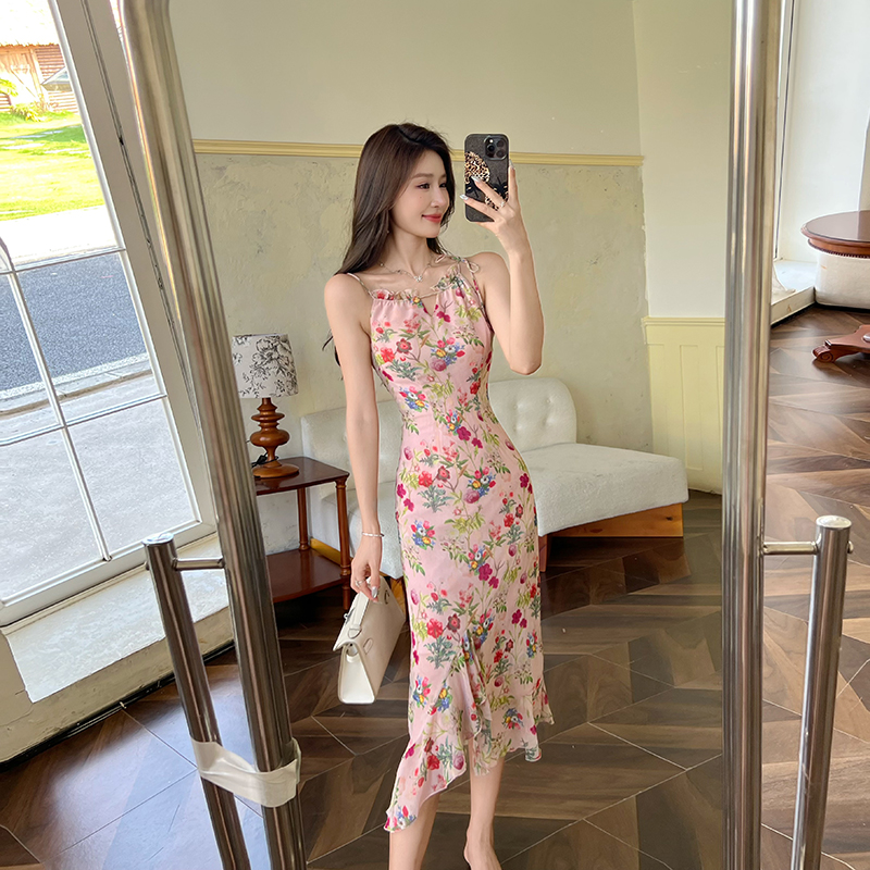 法式粉色木耳边碎花吊带连衣裙
