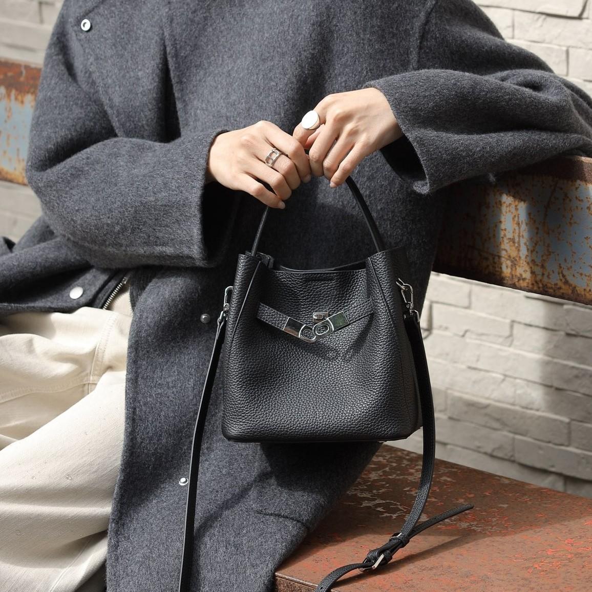 秋冬高质感老钱风头层牛皮水桶包松弛慵懒感手提斜挎包时髦潮