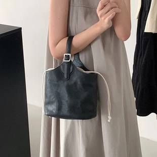 复古植鞣软牛皮菜篮子包2025新款手提通勤水桶包女真皮单肩斜挎包