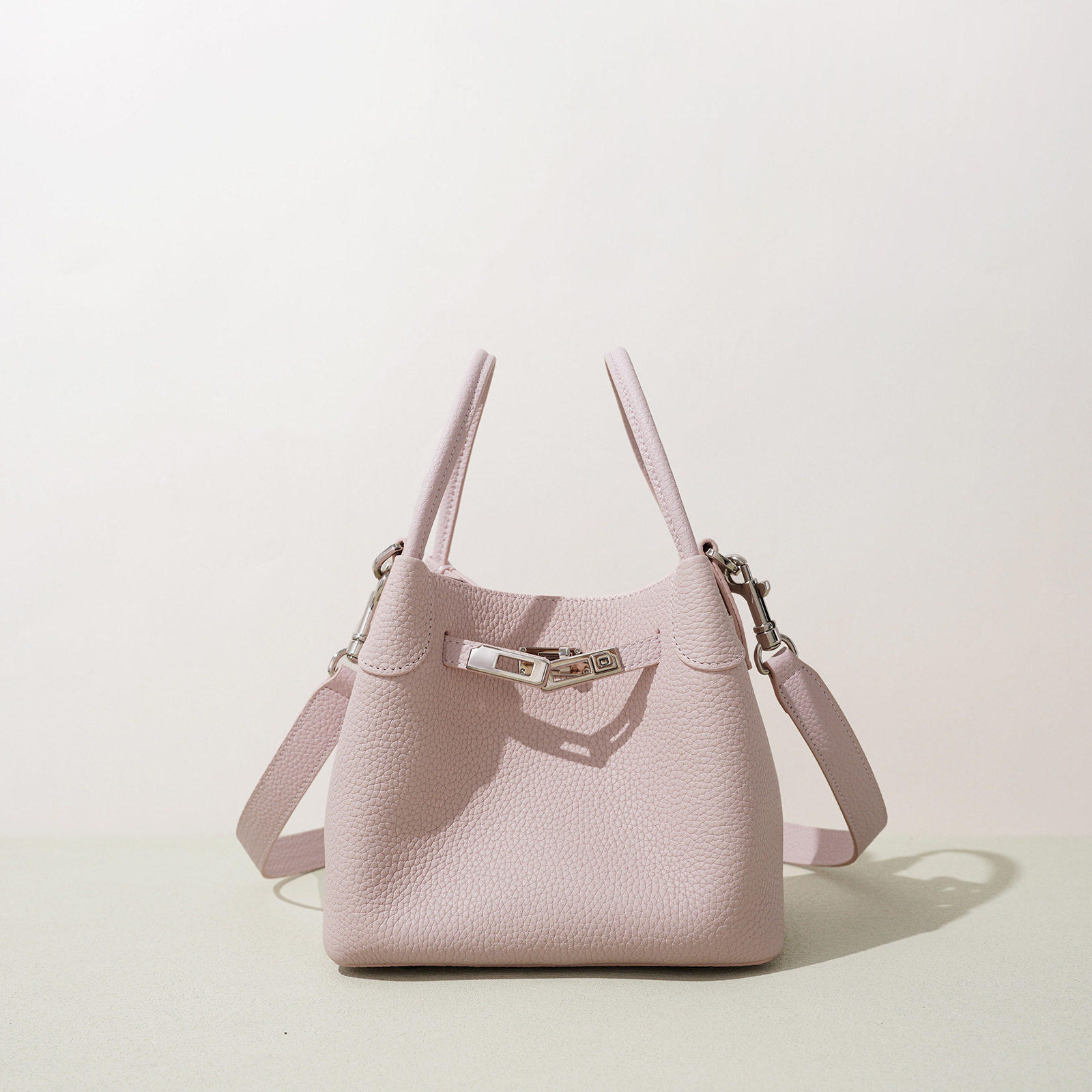 2026年早晨新款菜篮子包真皮女包单肩斜挎腋下包水桶包通勤凯利包