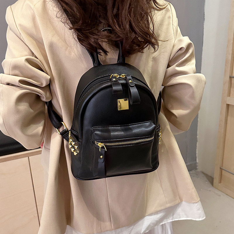 小众不过时双肩包女士2026夏新百搭通勤旅游软皮质洋气休闲小背包图片