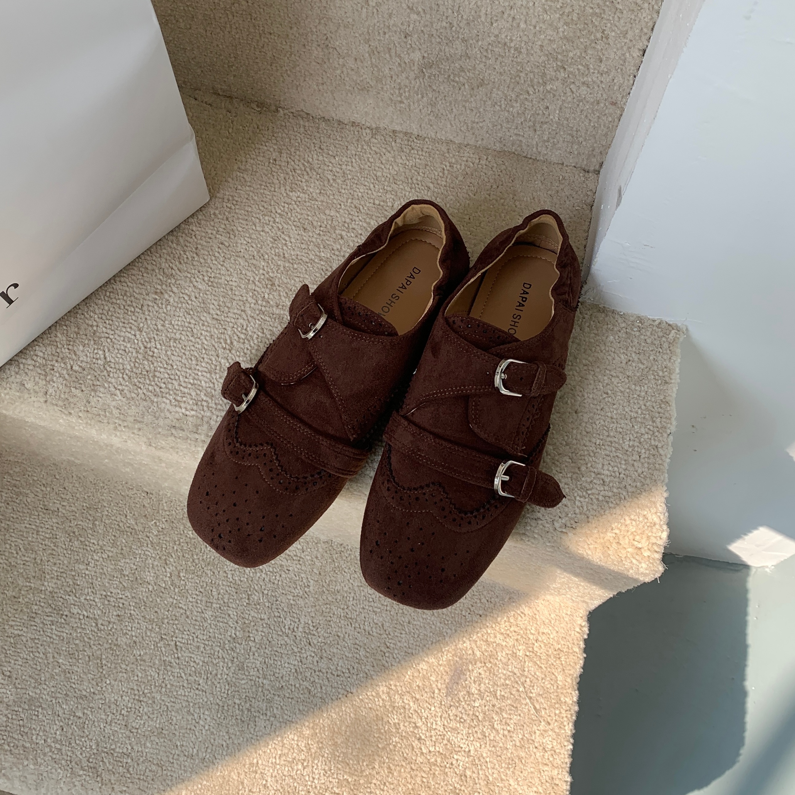 MUMU复古雕花皮带扣乐福鞋女平底百搭勃肯鞋棕色单鞋