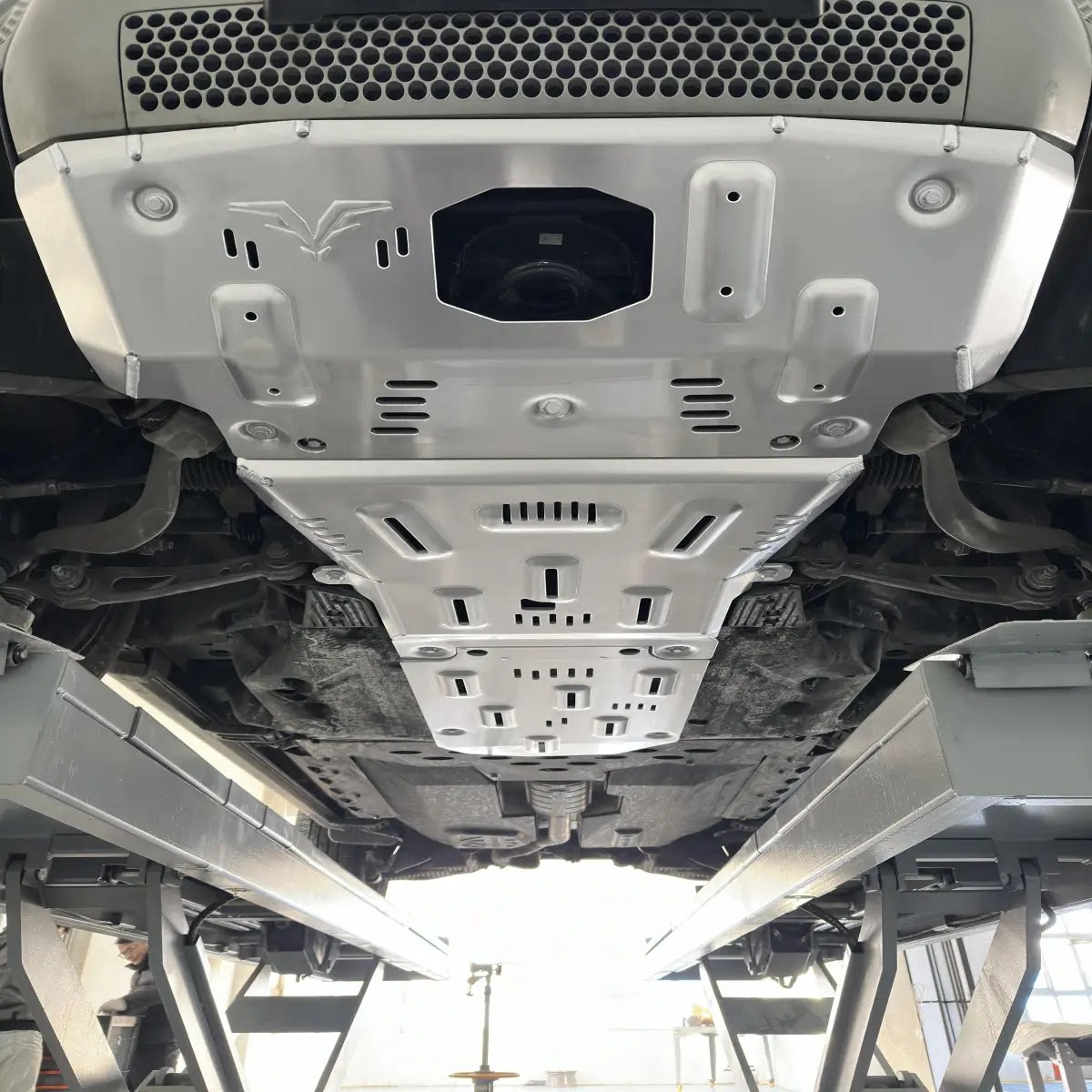 福肯新品 四代路虎卫士110 -8MM铝镁合金底盘护板