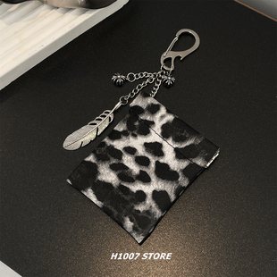 原创款羽毛黑白豹纹包男款裤链女腰间挂饰嘻哈风钥匙包挂零钱卡包