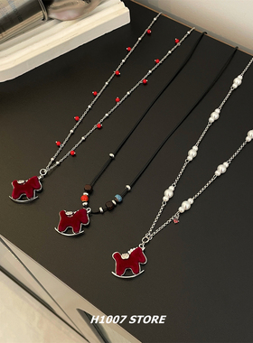 植绒红色小马珍珠长链款项链女小众设计高级感男毛衣链新年款配饰