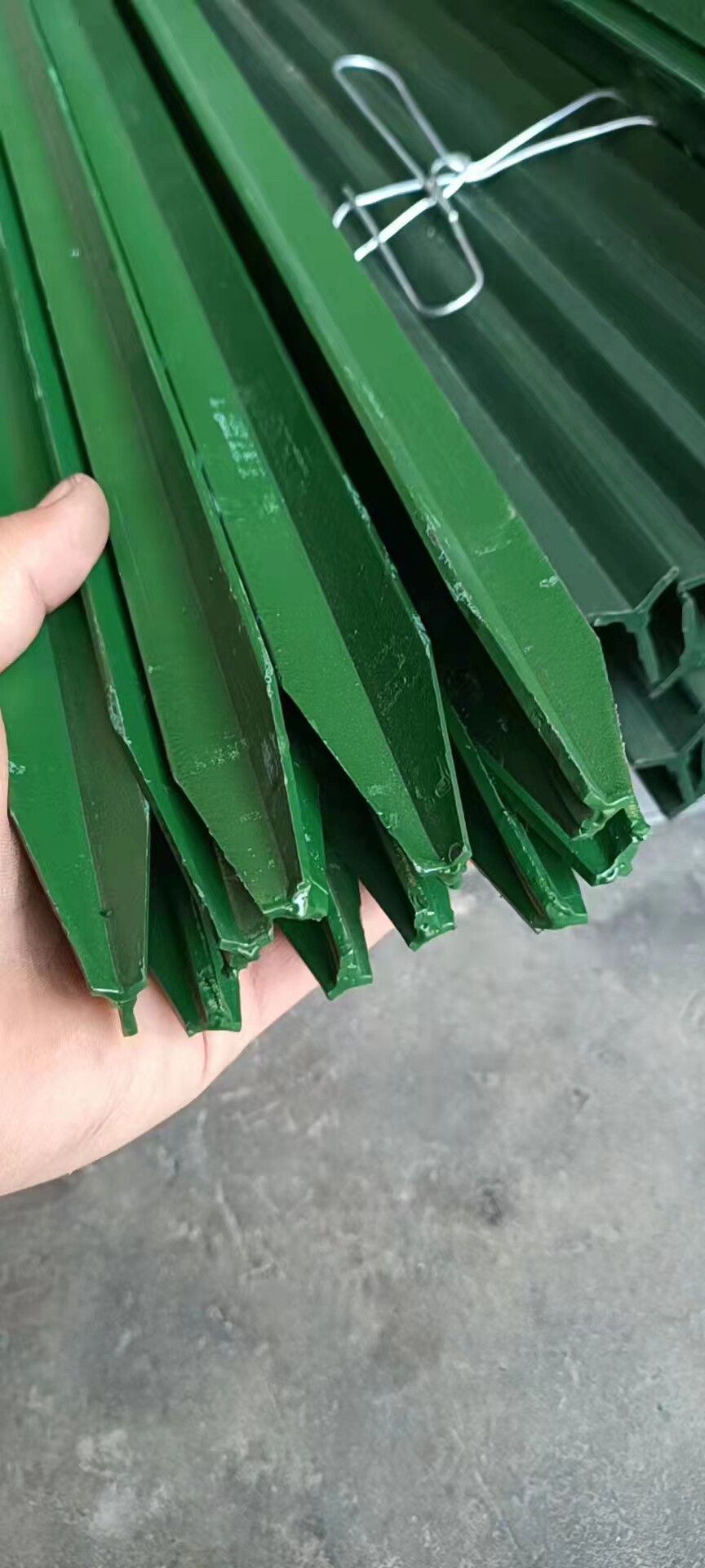 牛栏网铁丝网柱立柱铸铁三角实心柱尖头柱加厚养殖牛羊刺绳柱户外