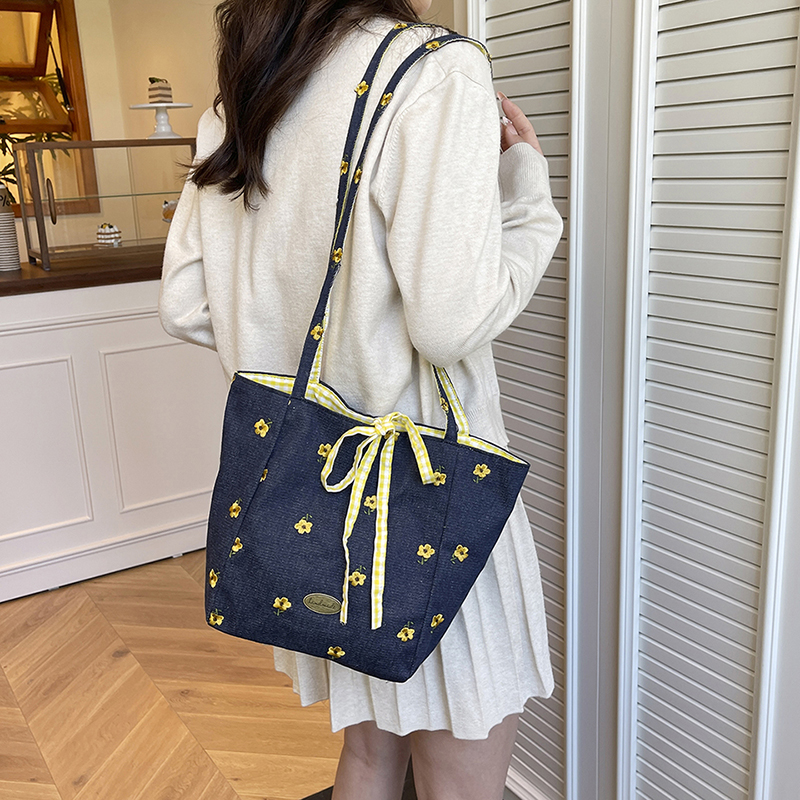 上班通勤托特包女双面背新款大容量牛仔帆布刺绣单肩包百搭斜挎包