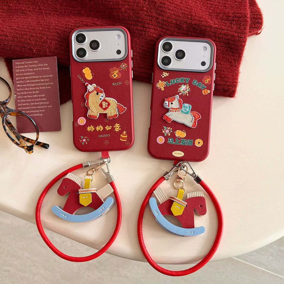 新年喜庆马上发财柿柿如意刺绣小马手拎绳适用于iphone17pr
