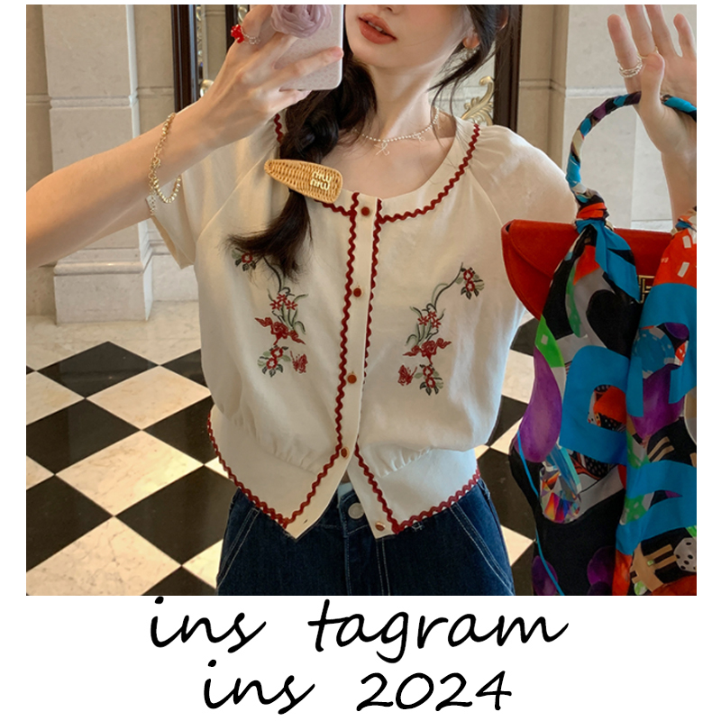 波尔多女孩 复古刺绣上衣+牛仔甩腿裤女休闲甜美套装