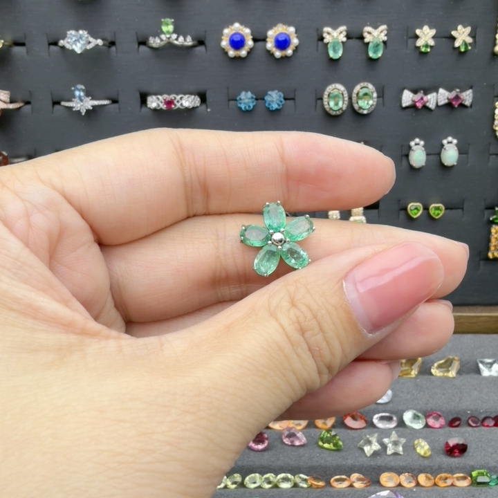 祖母绿小花吊坠