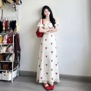 巨好看法式白色碎花连衣裙子女夏季2026新款海边度假掐腰长裙穿搭