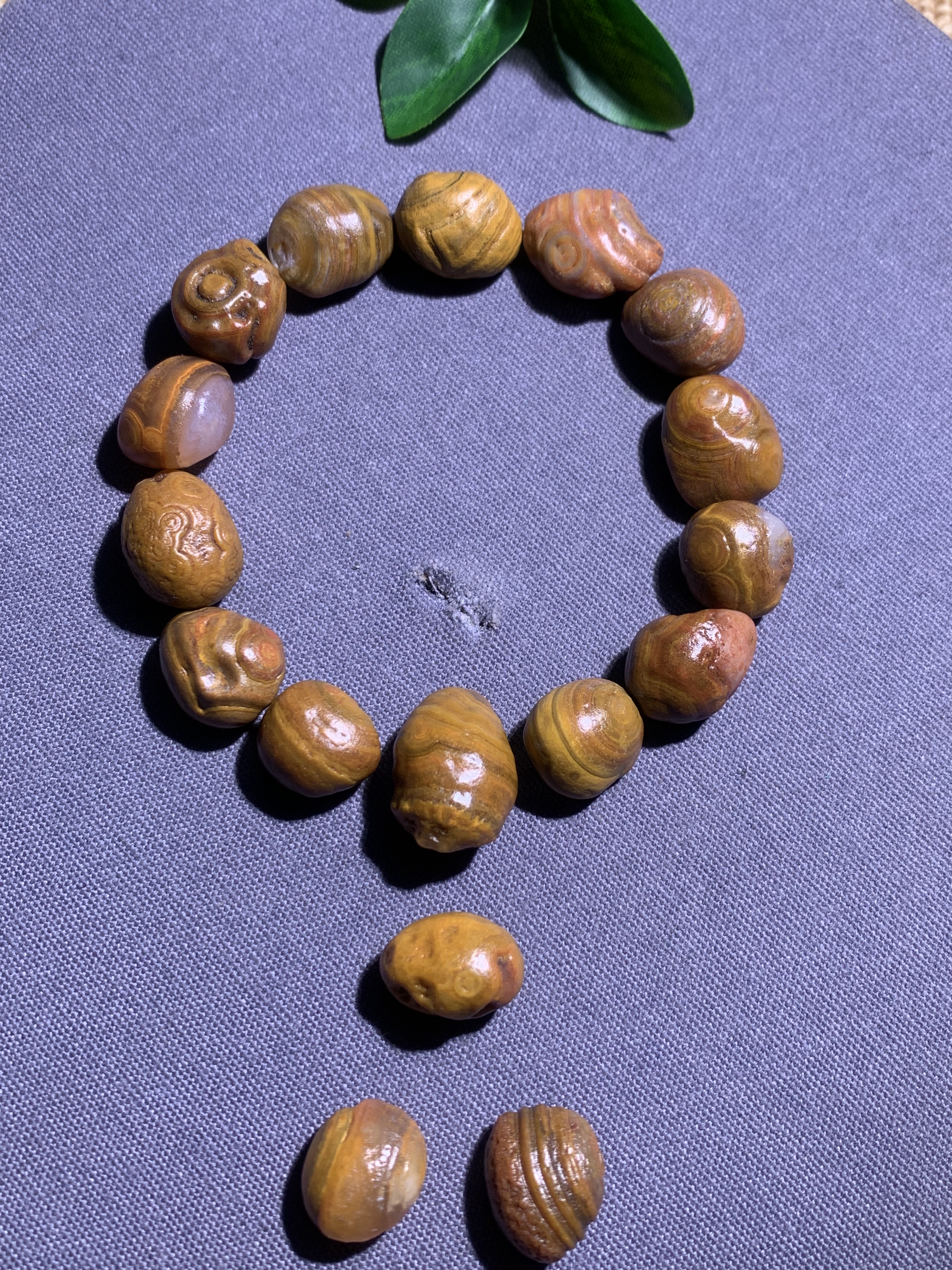 精品银根地表眼睛石,对孔尺寸1.5左右