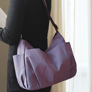 户外通勤超轻量化斜挎包女包2026夏新款旅行大容量多层轻便托特包