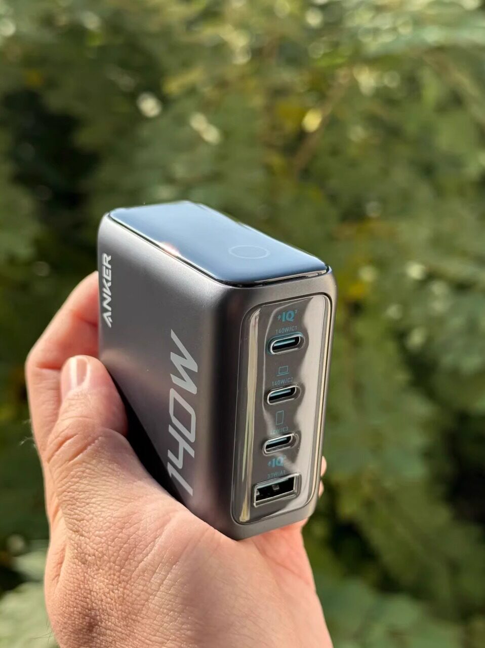 Anker 140W GaN Şarj Cihazı Type-C PD Smart Display