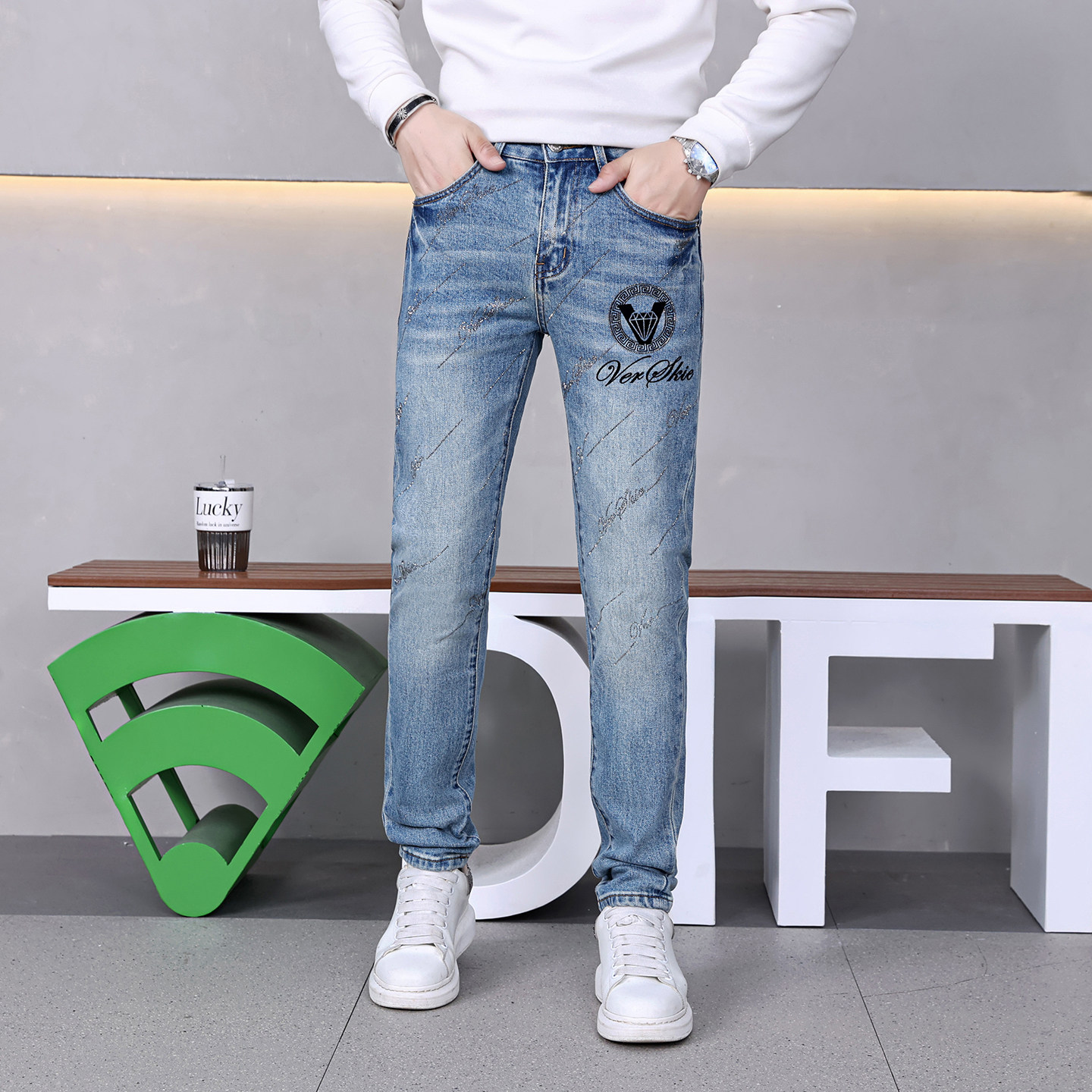 高端浅蓝色印花牛仔裤男款