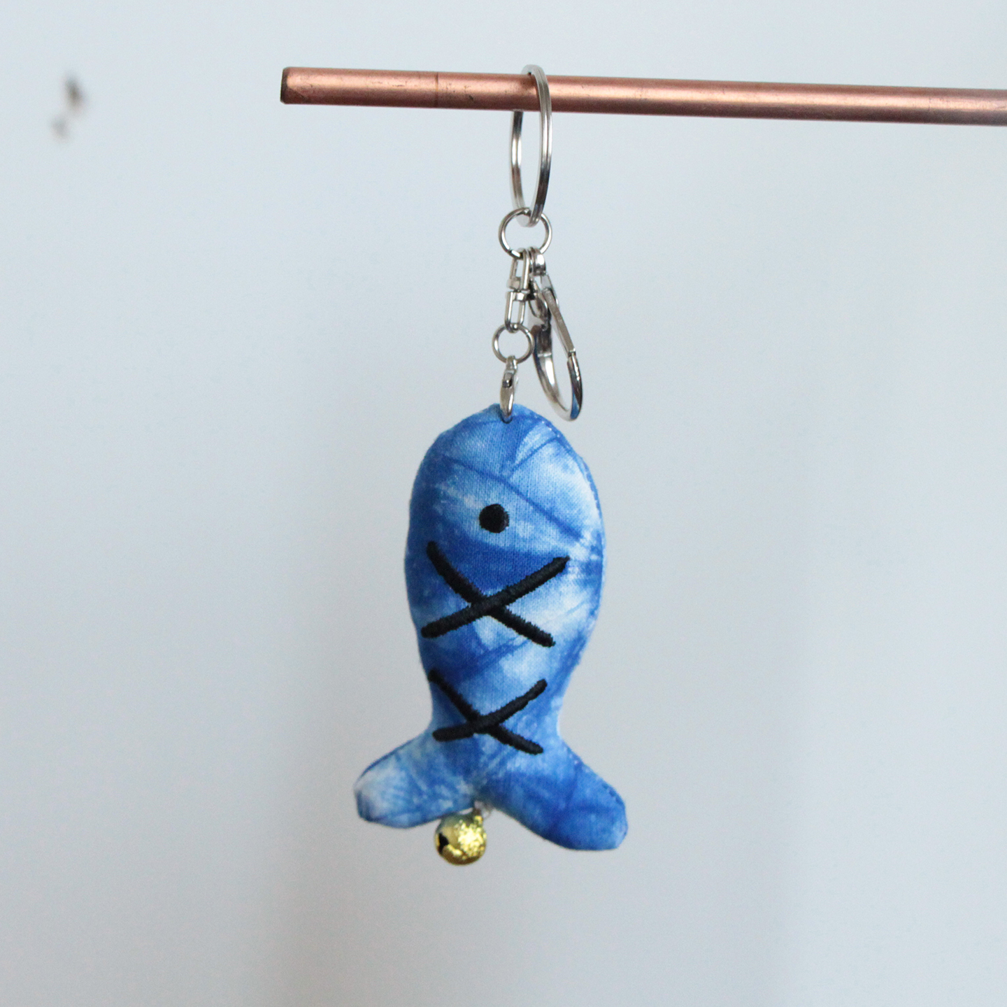 批发云南手工扎染布艺玩偶家居办公礼物铃铛小鱼包挂创意文创挂件