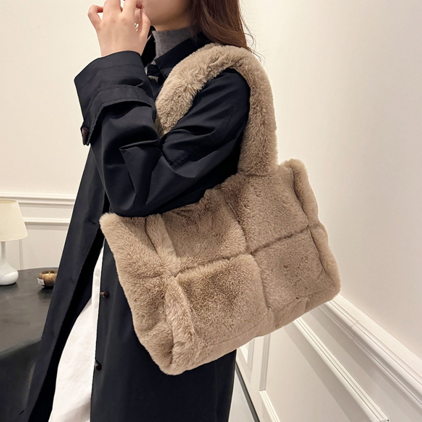 今年流行羊羔毛绒包包女2026新款